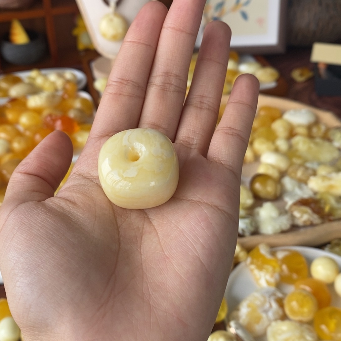 未镶嵌颈饰琥珀白浓花蜡方墩