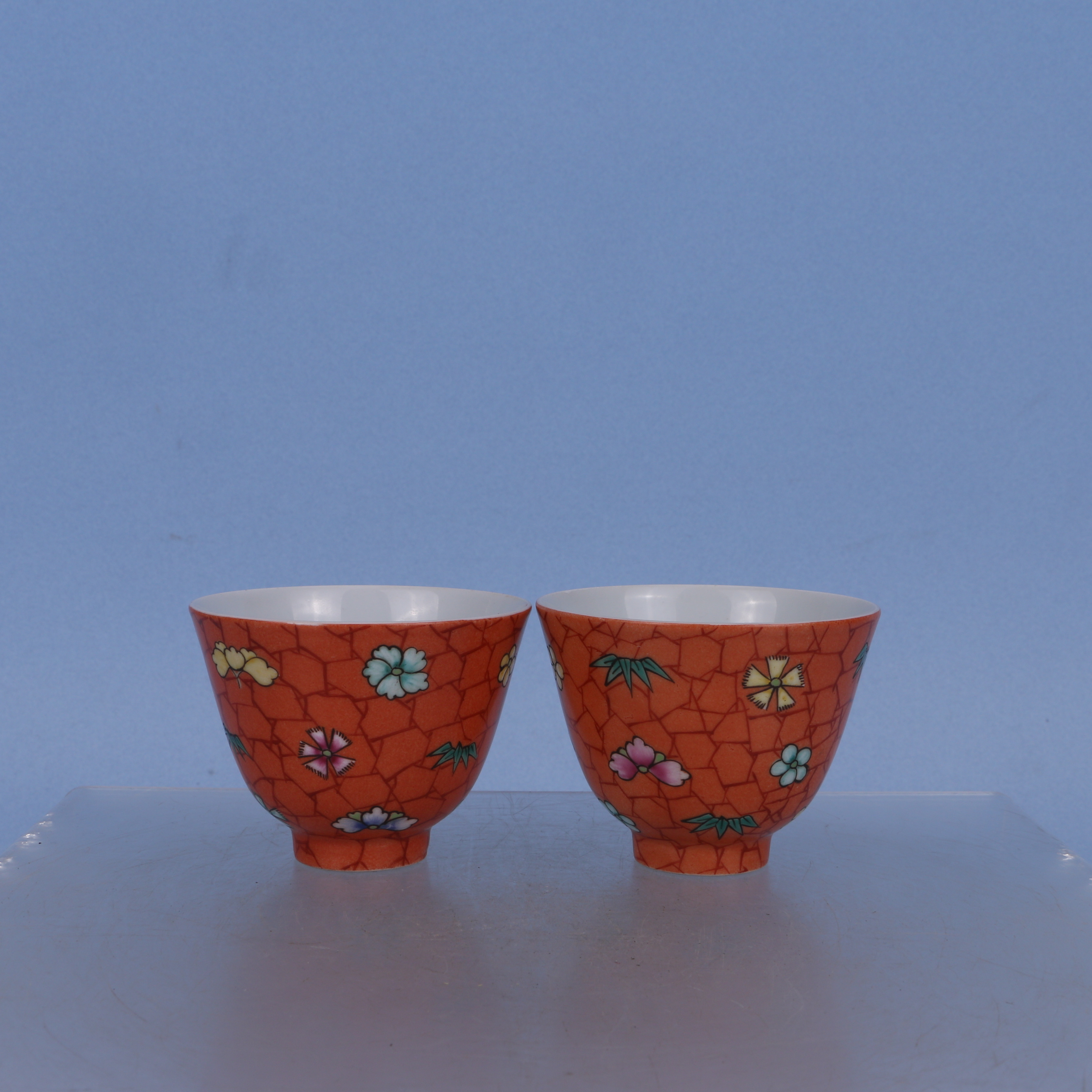 161   清   珊瑚红釉花卉纹主人杯