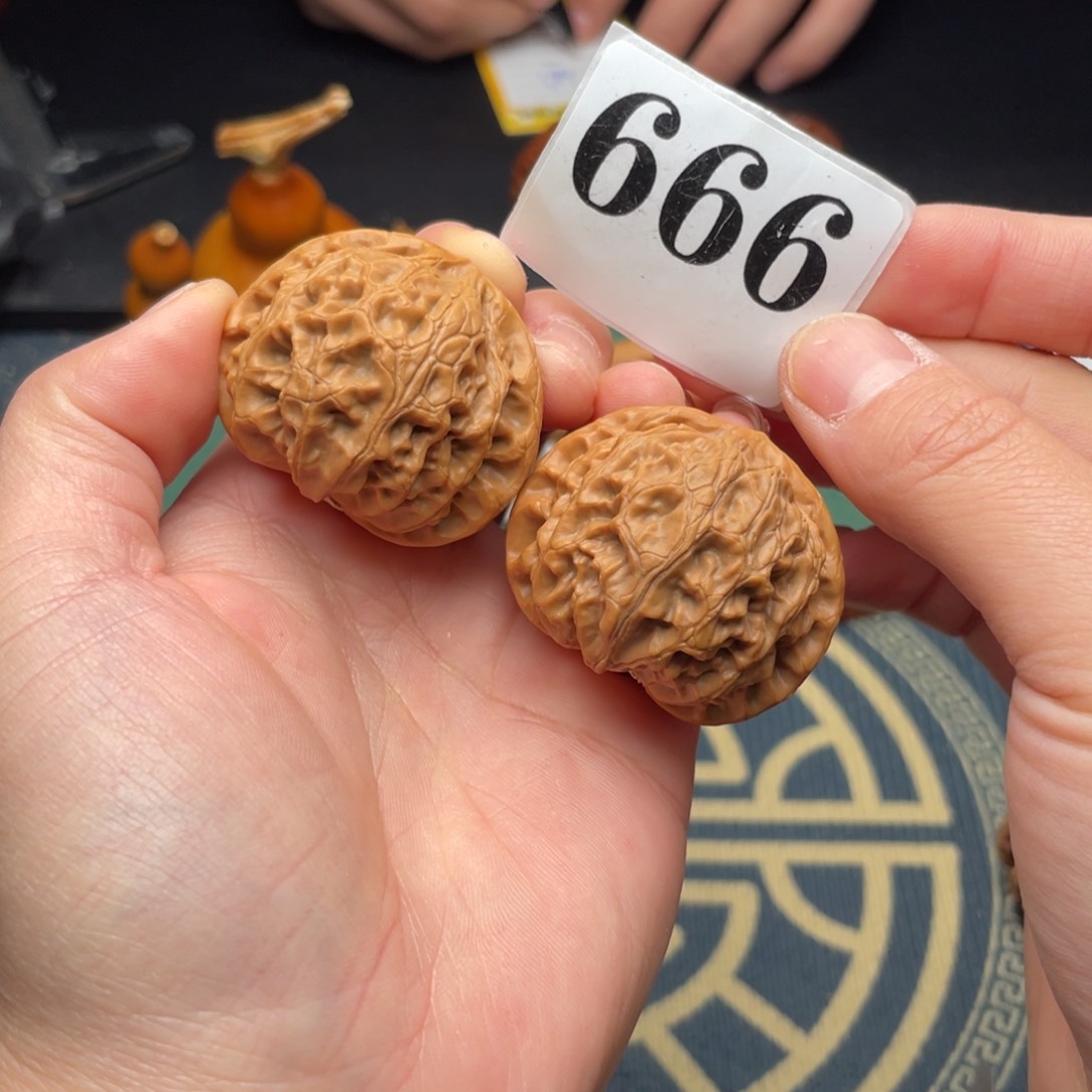 桃核把件40.5宫灯666……