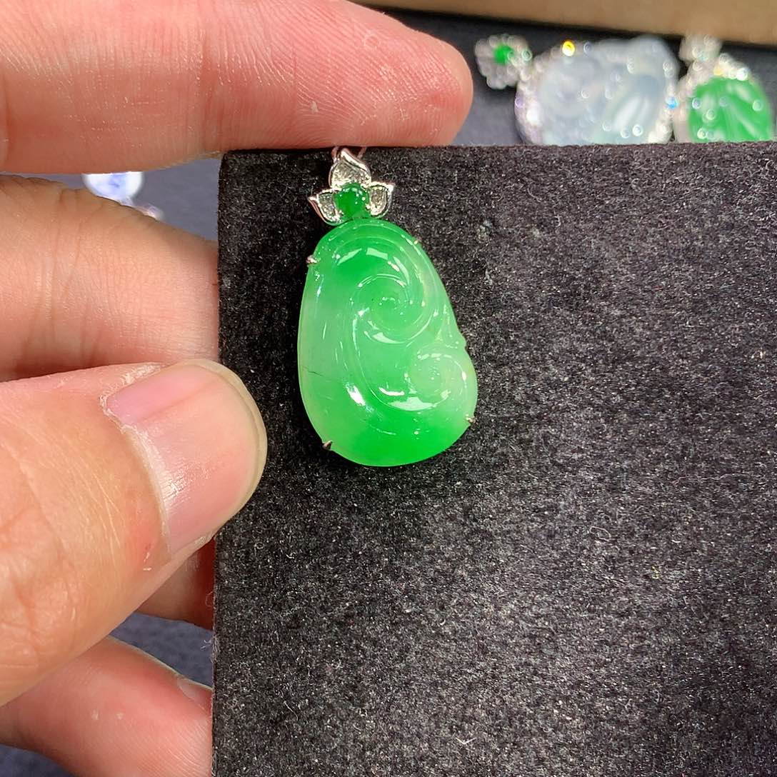 翡翠吊坠(赠链)18K金镶嵌