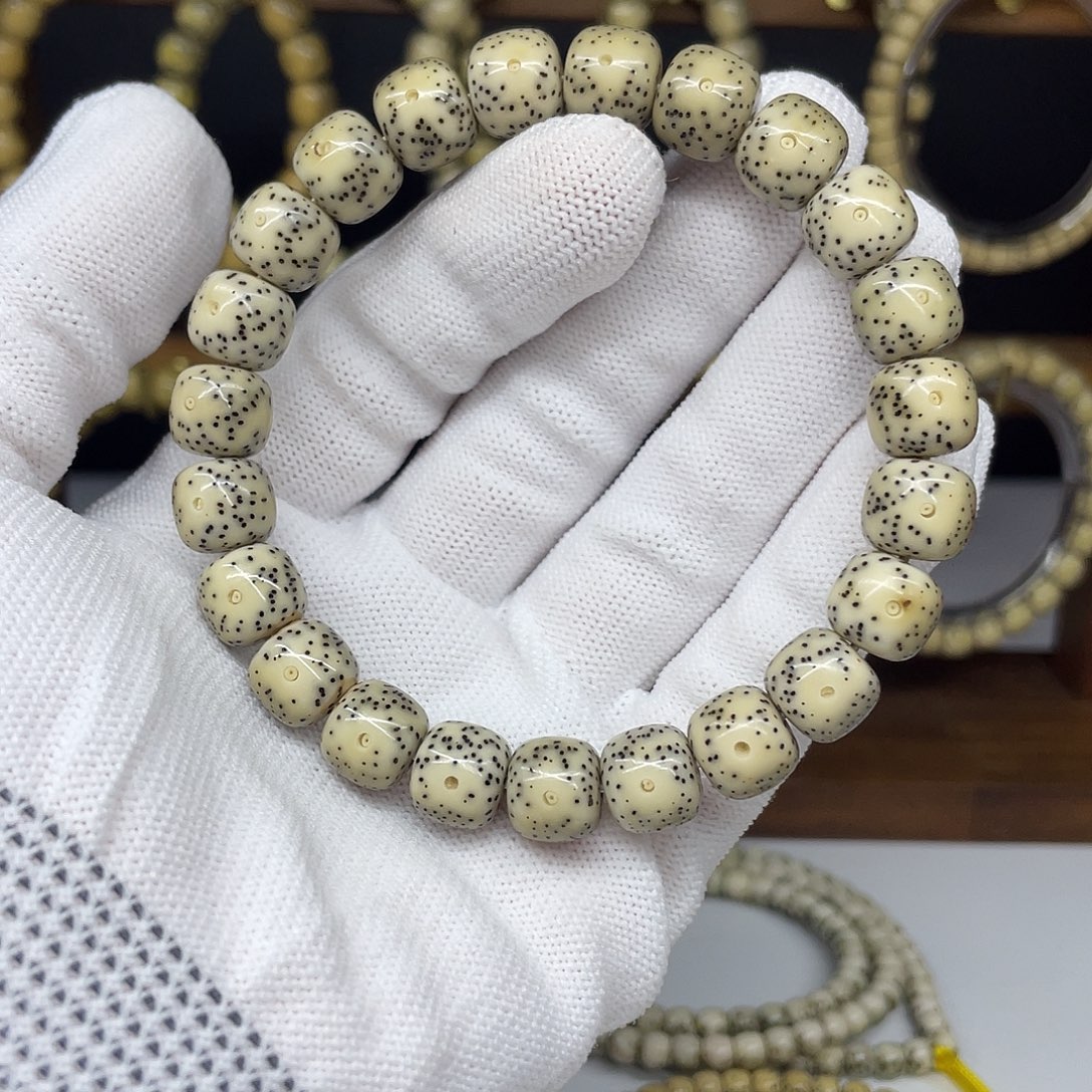 吊坠星月菩提10.5-9.5，灰包白大眼睛