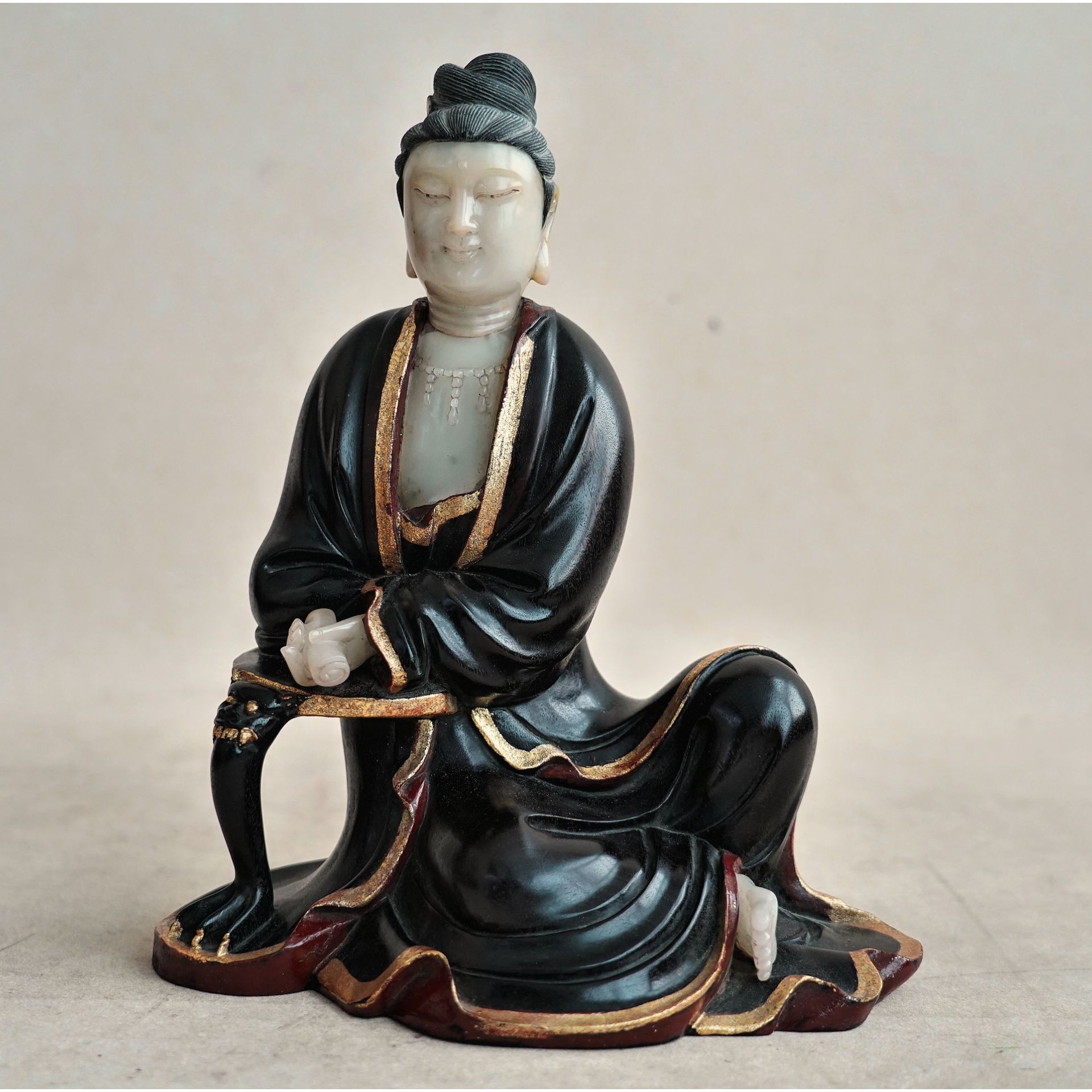 文华开物第171期拍品 15 清 紫檀持卷观音像