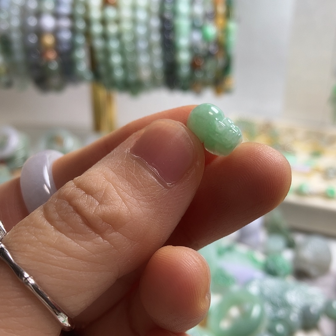 翡翠未镶嵌颈饰21通孔冰绿小貔貅