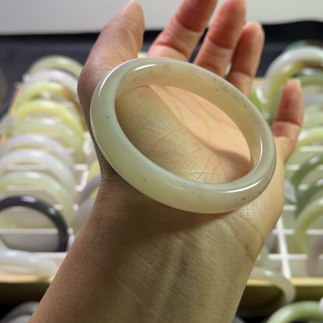 和田玉手镯53.8圈未镶嵌