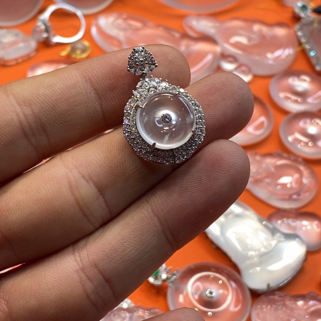 石英质玉吊坠未镶嵌