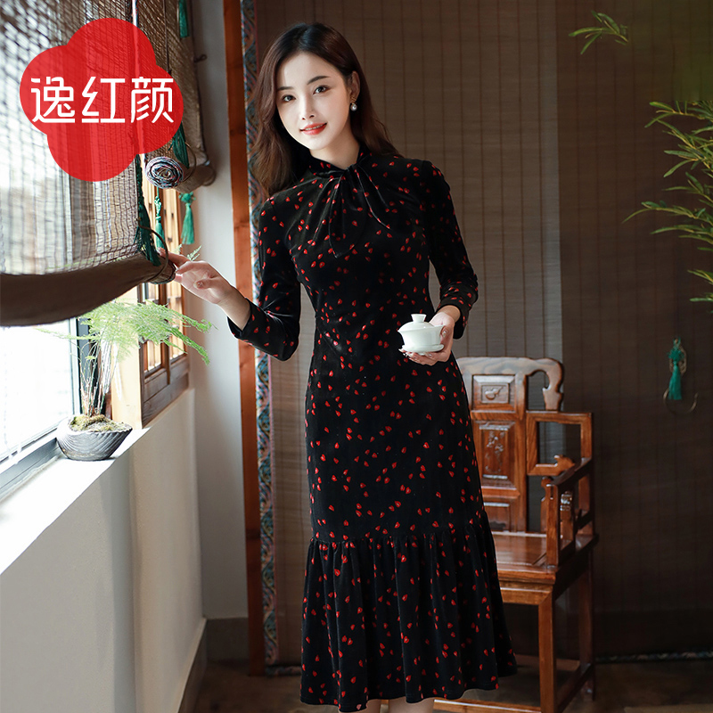 逸红颜容客2025秋冬丝绒蝴蝶结领修身鱼尾新中式国风连衣裙女