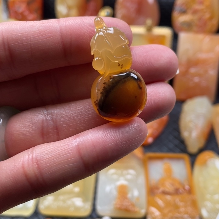 石英质玉（黄龙玉）颈饰未镶嵌