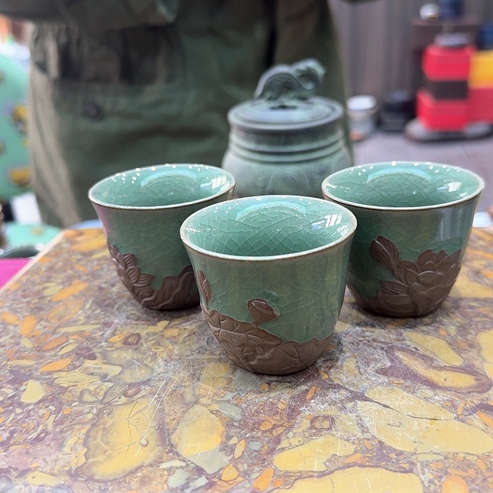 哥瓷浮雕杯一组三个。。。