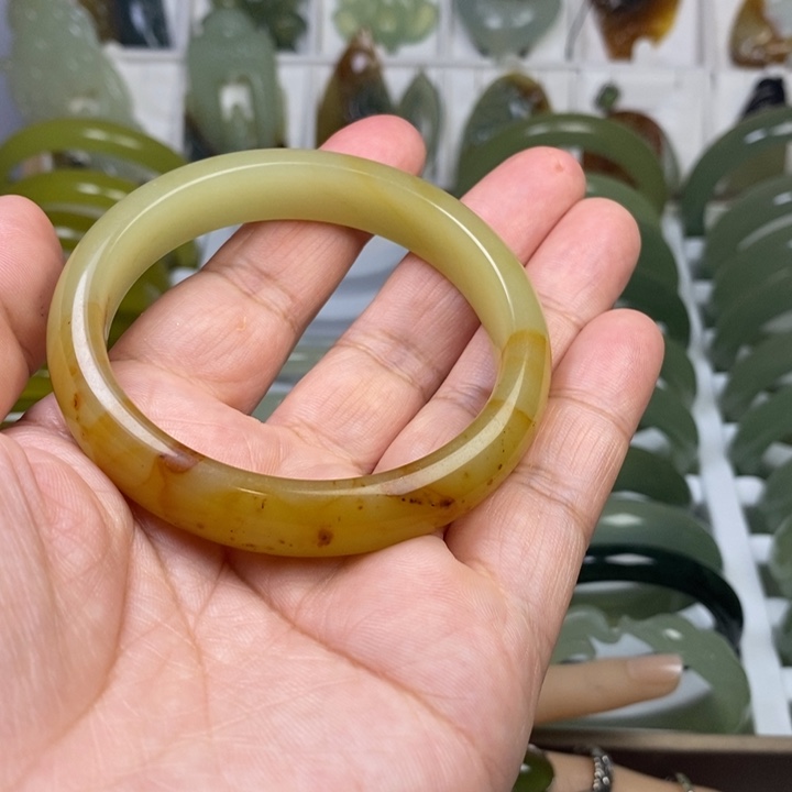 蛇纹石玉手镯未镶嵌