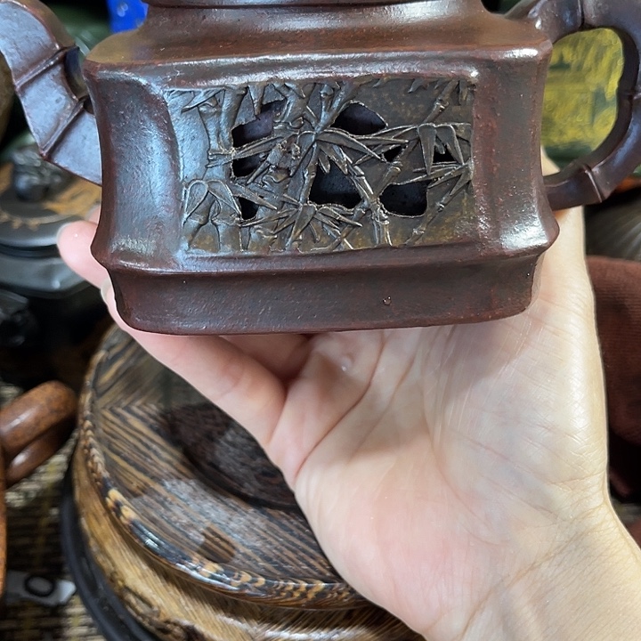 茶壶紫砂原矿泥料手工制作的一把紫砂壶。