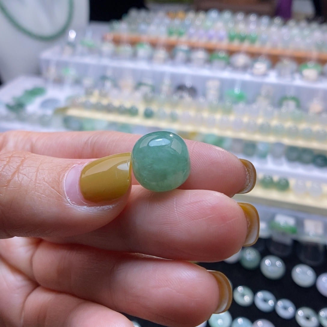 翡翠未镶嵌颈饰甜绿