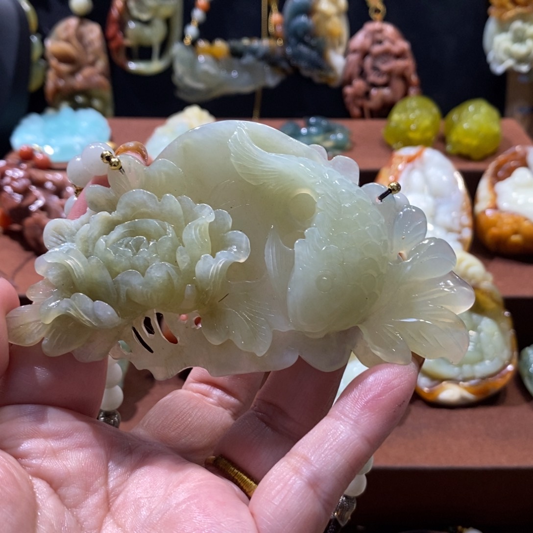 蛇纹石玉颈饰未镶嵌