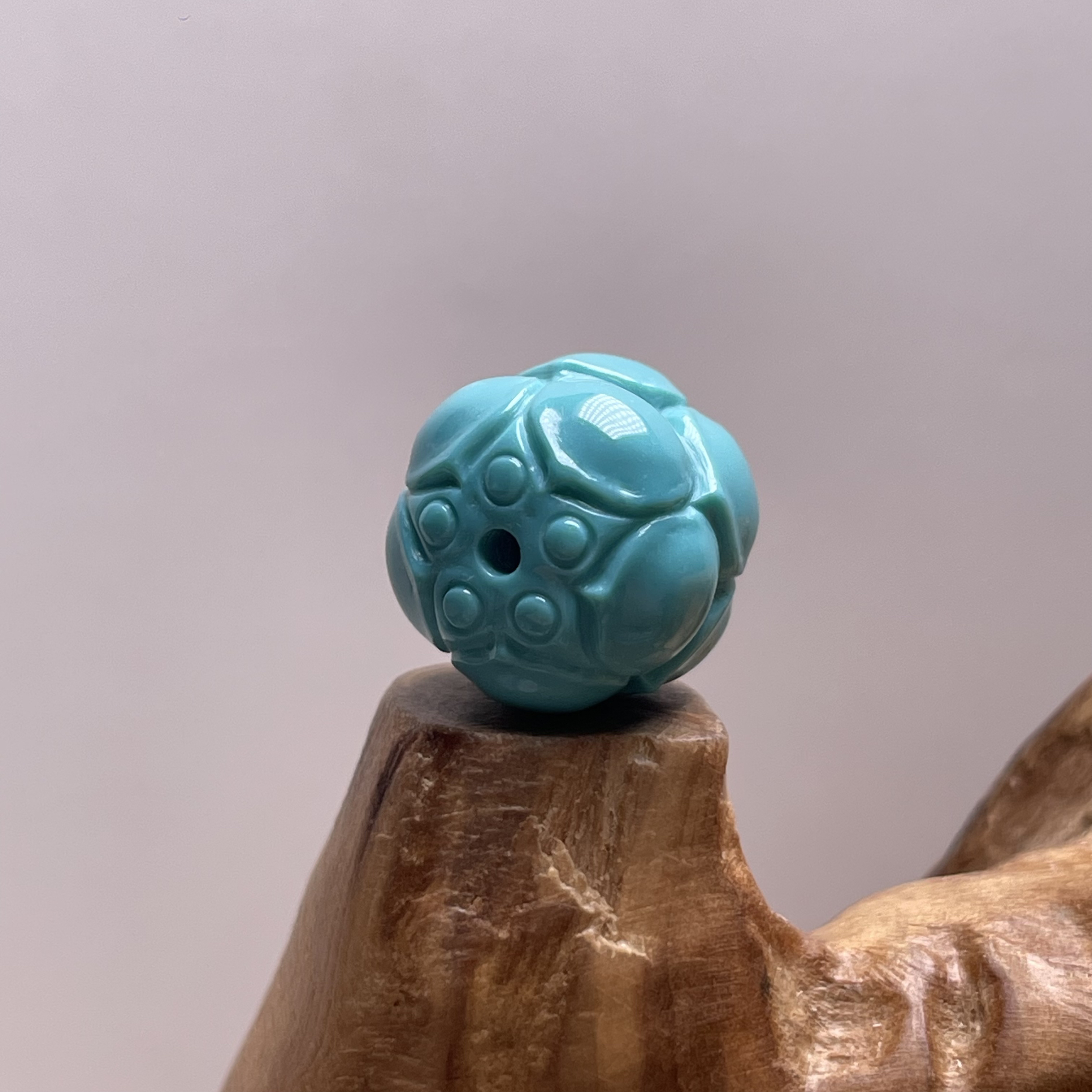 原矿绿松石莲花珠精工雕刻尺寸11.5/10.5mm重2.1克高瓷蓝玉化料