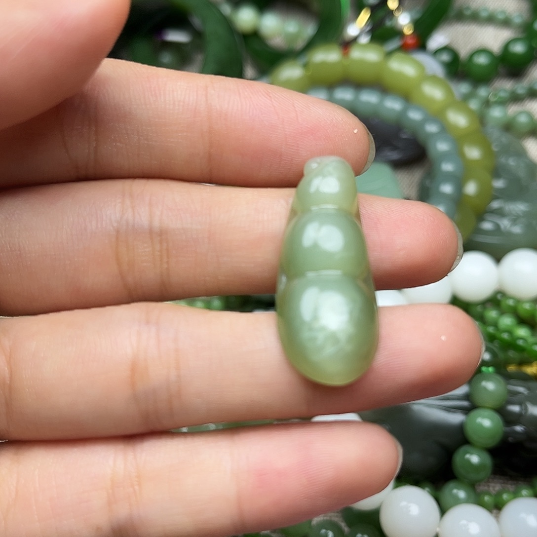 颈饰未镶嵌和田玉（碧玉）