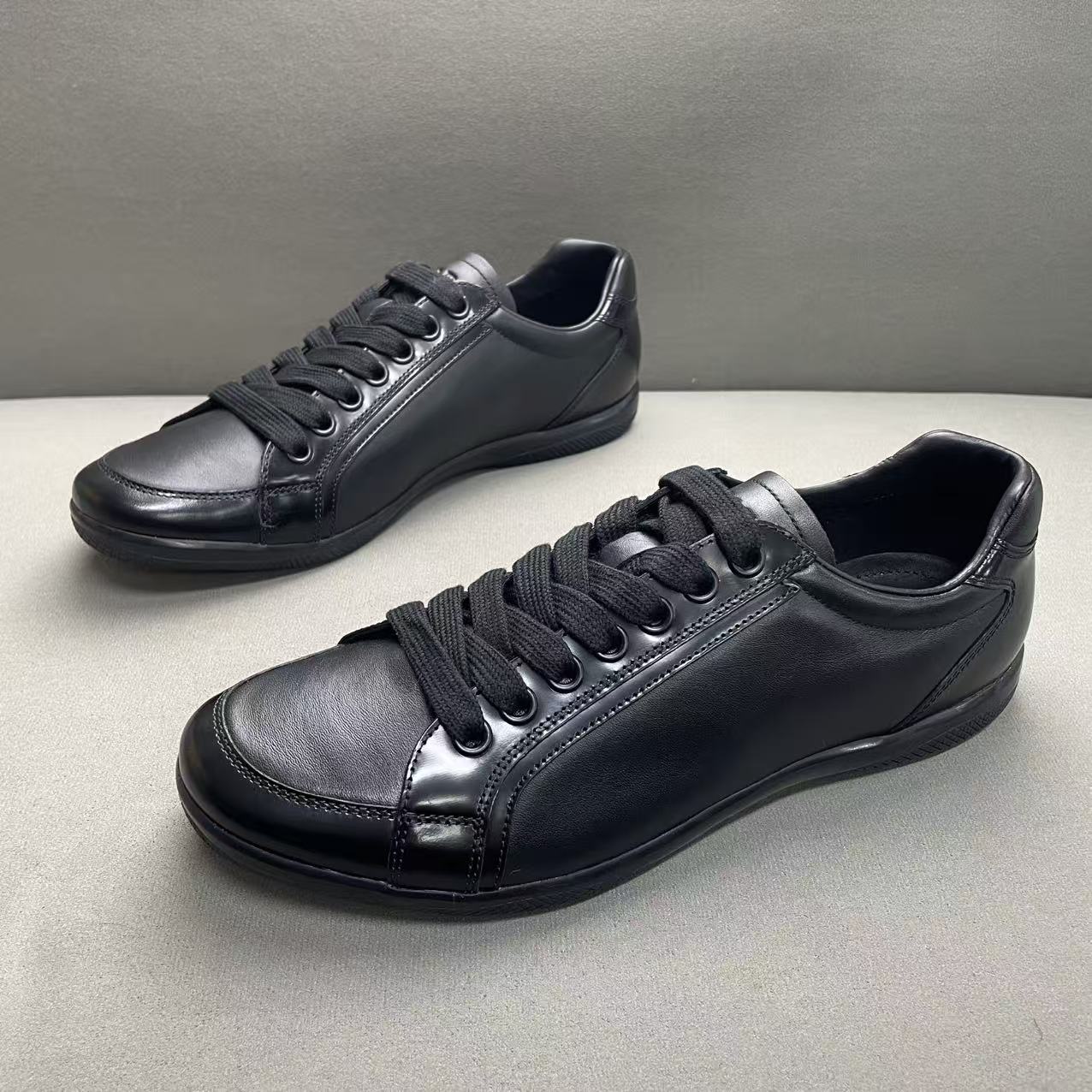 未使用 Prada/普拉达 黑色皮面压印logo休闲百搭板鞋 41.5码/全新