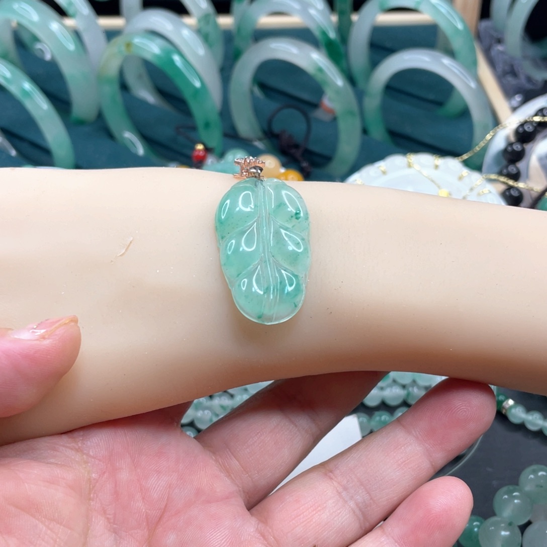 石英质玉未镶嵌颈饰