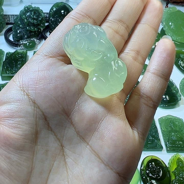 蛇纹石玉颈饰未镶嵌