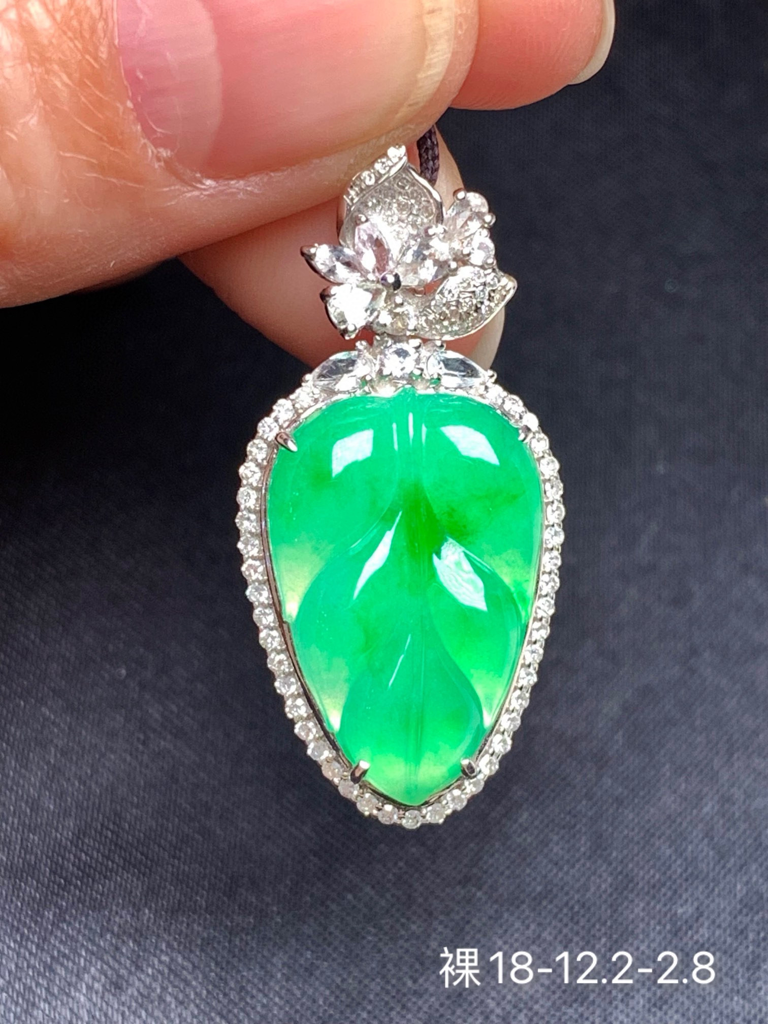 满绿叶子翡翠吊坠 颜色阳 水润光泽 镶嵌精致