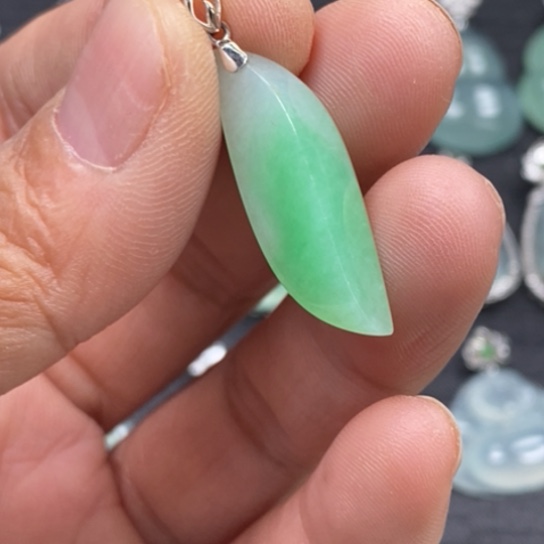 翡翠18K金镶嵌颈饰吊坠