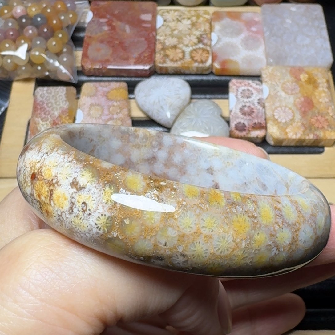 硅化玉54.7浅彩皮花未镶嵌