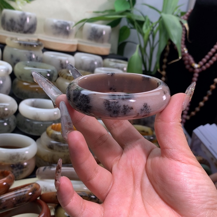 松***纪石英质玉未镶嵌手镯