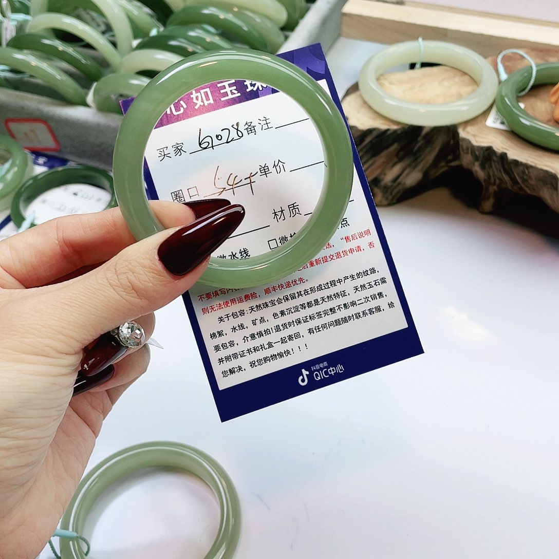 和田玉手镯未镶嵌梦*?