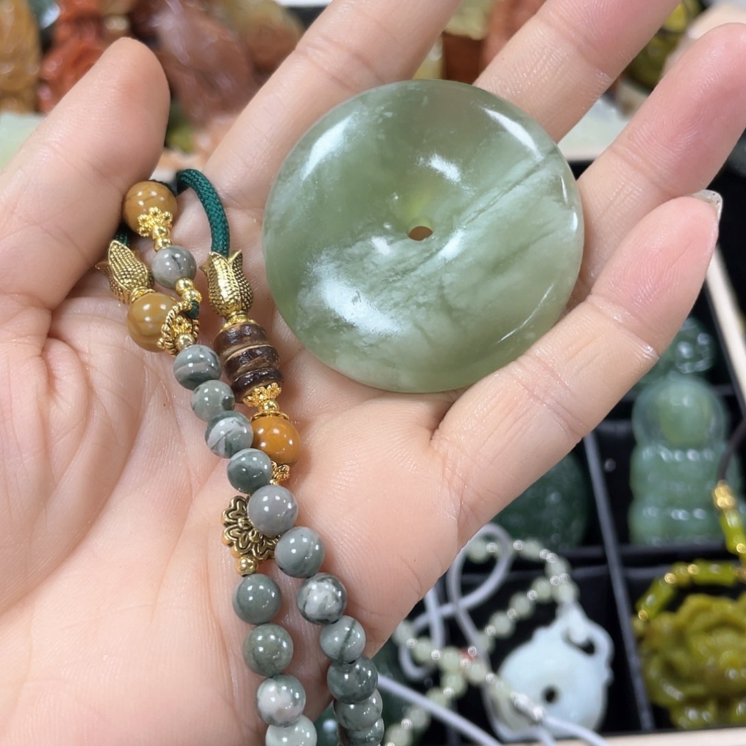 蛇纹石玉颈饰合金