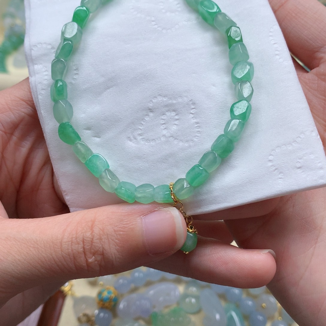 翡翠未镶嵌颈饰是