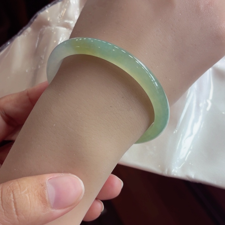 翡翠未镶嵌手镯（贵妃镯）天然缅甸A货翡翠（炸光）完美