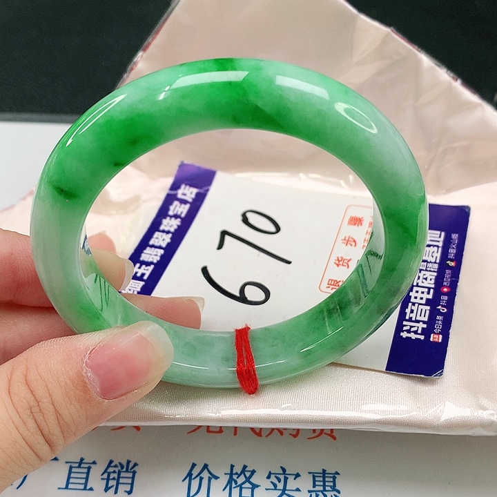 翡翠手镯未镶嵌翡翠