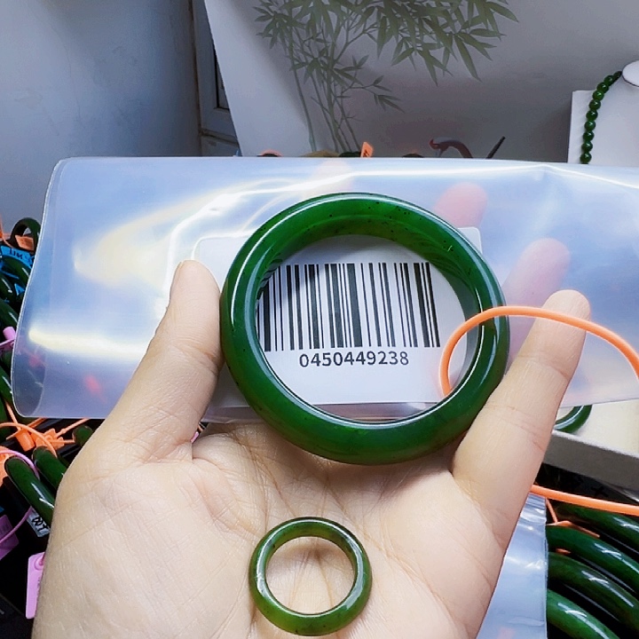 用***5和田玉未镶嵌手镯包容手镯搭戒指