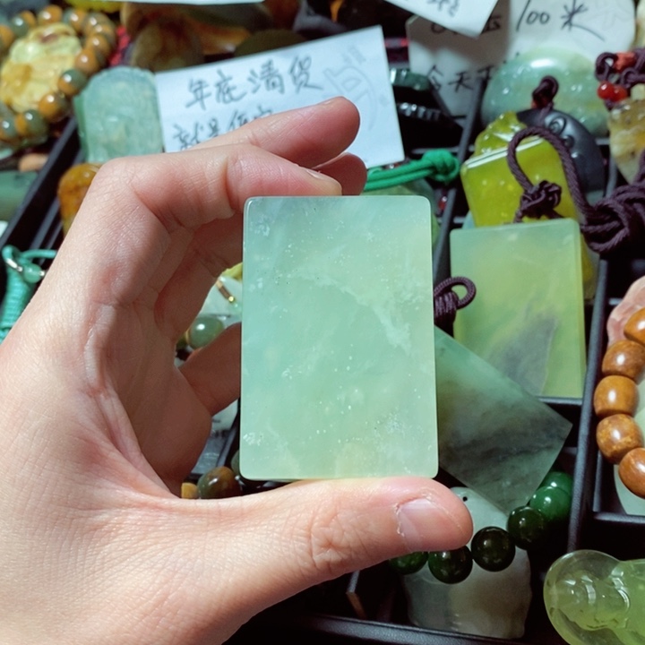 蛇纹石玉颈饰未镶嵌