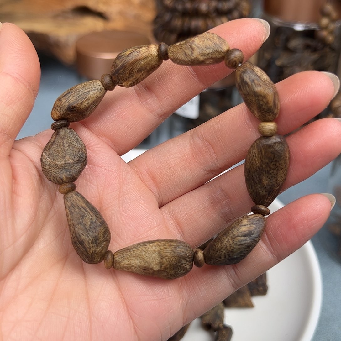 沉香木手把件奇楠老白棋树丁水滴形9克