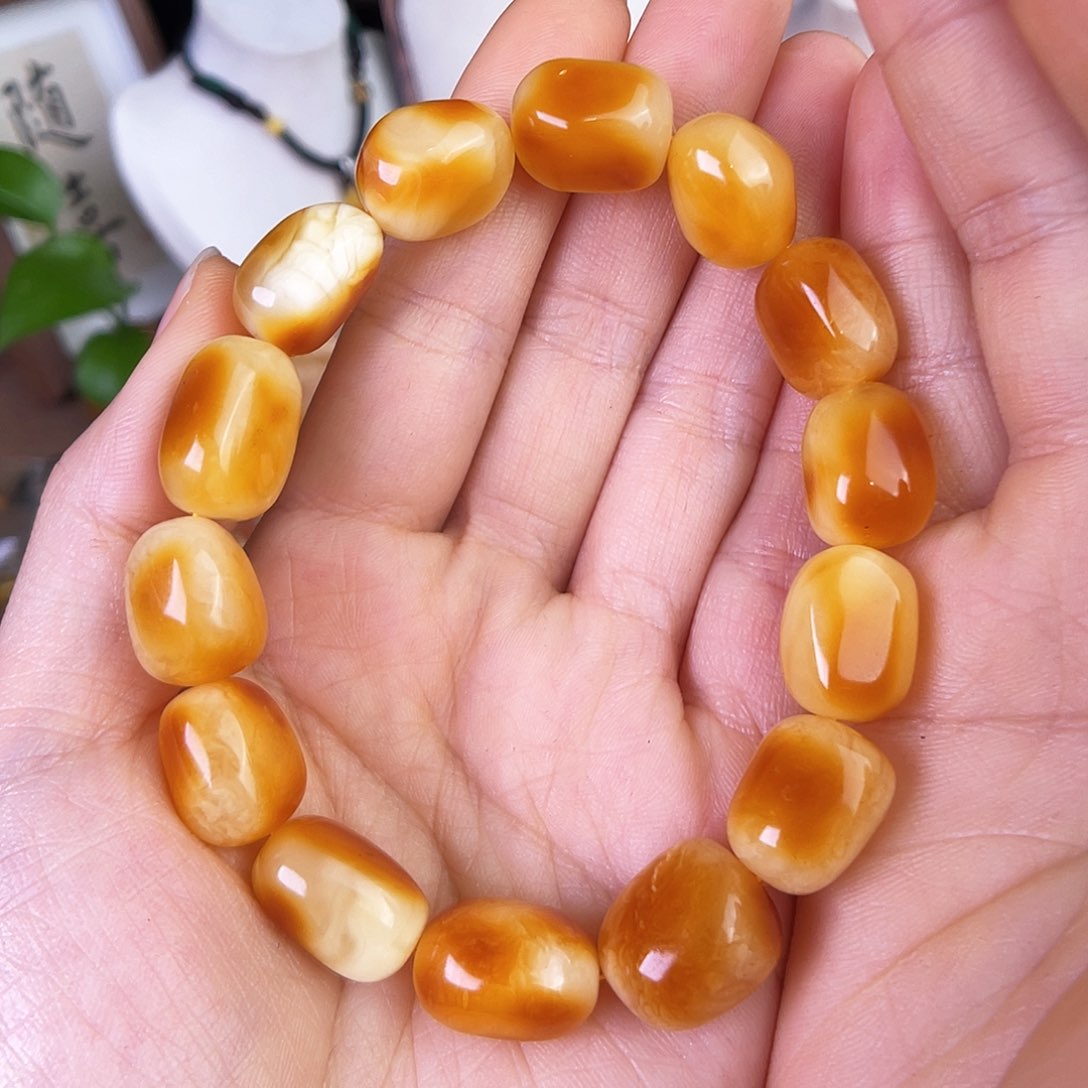 琥珀珠宝奇石未镶嵌。