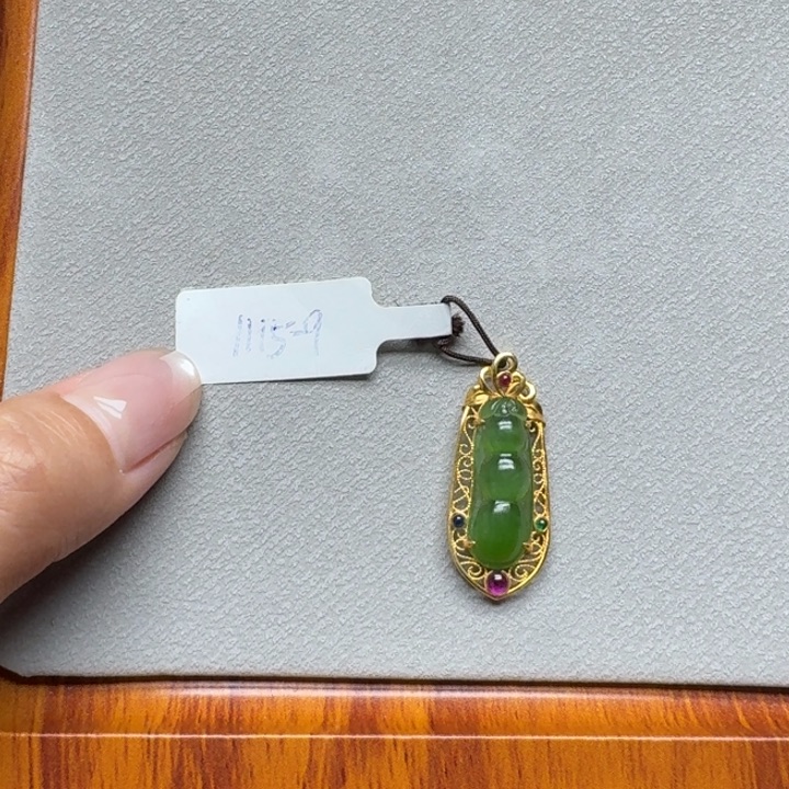 百***划和田玉18K金镶嵌颈饰