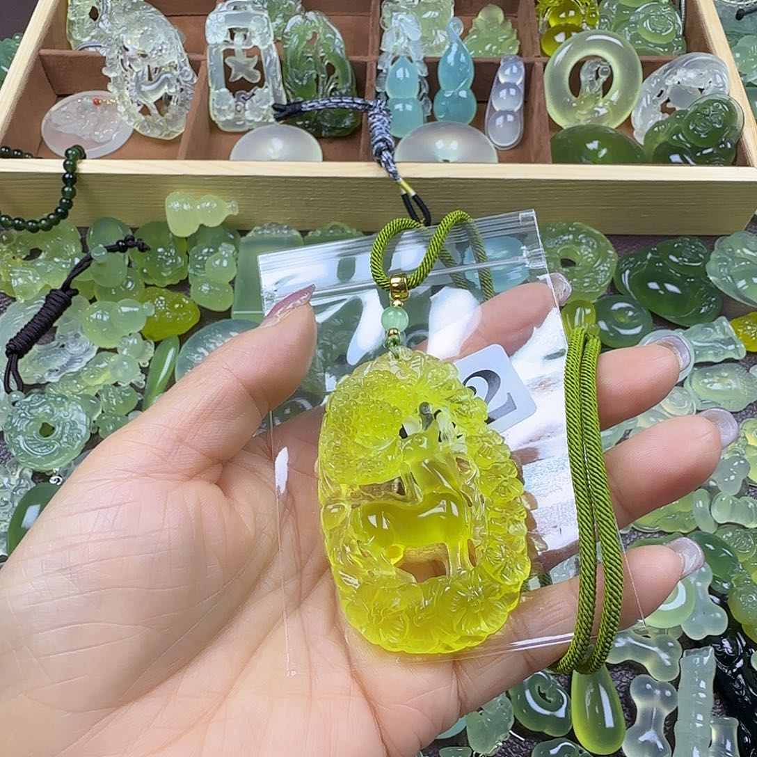 柴***本蛇纹石玉未镶嵌岫玉吊坠