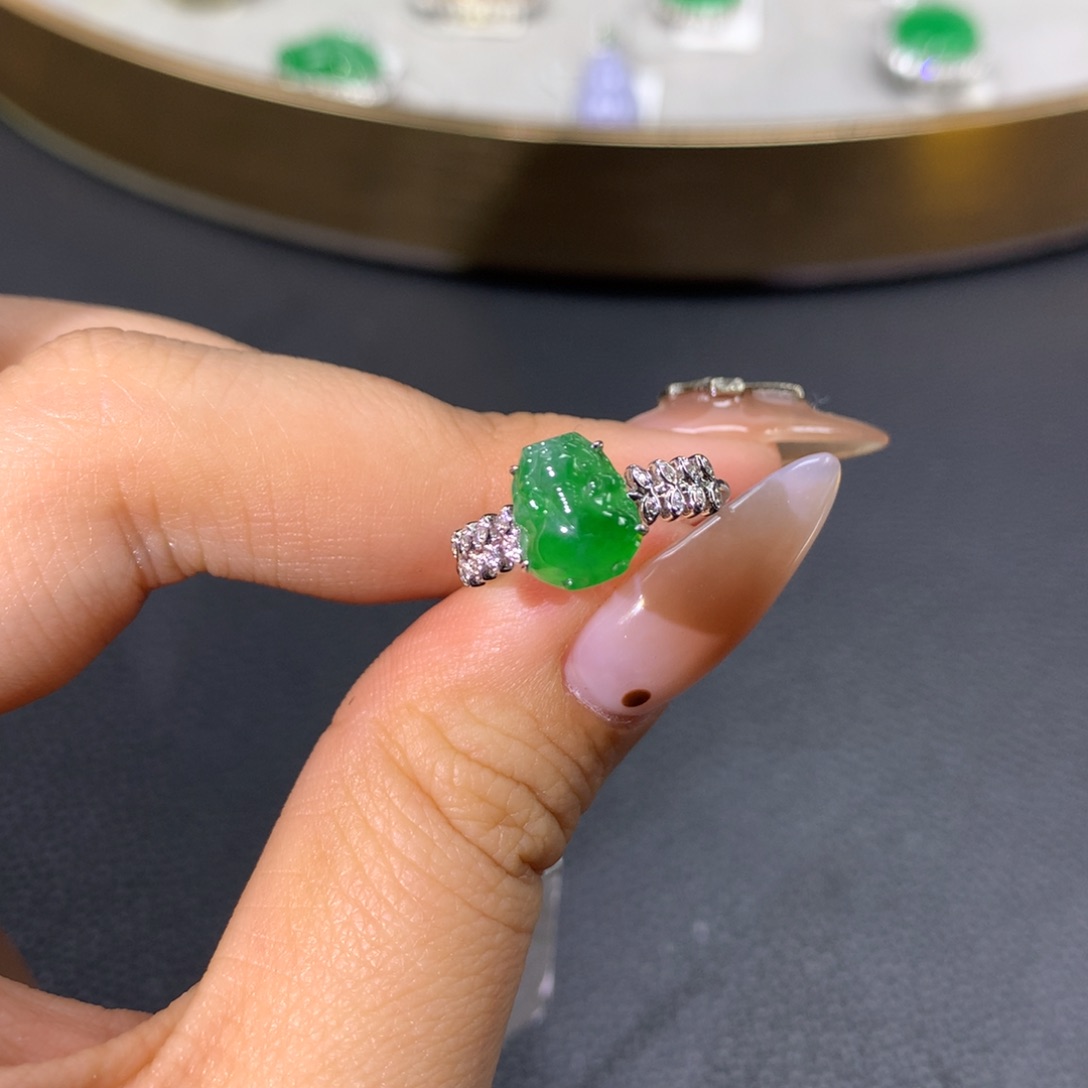 翡翠戒指18K金镶嵌翡翠