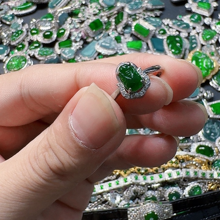 翡翠颈饰未镶嵌天然A货翡翠放漏