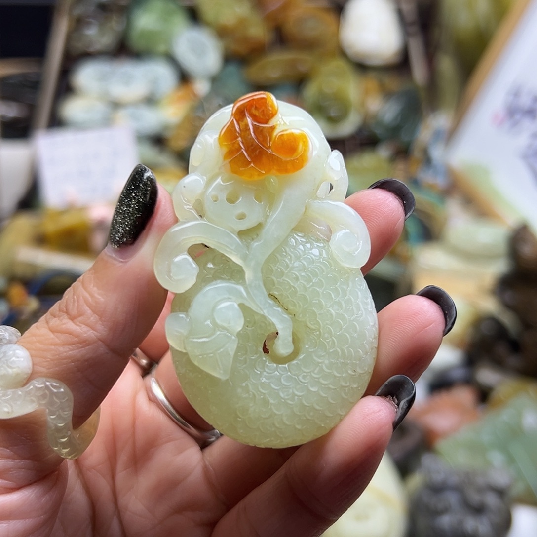 穿***期未镶嵌岫玉颈饰花玉扣子