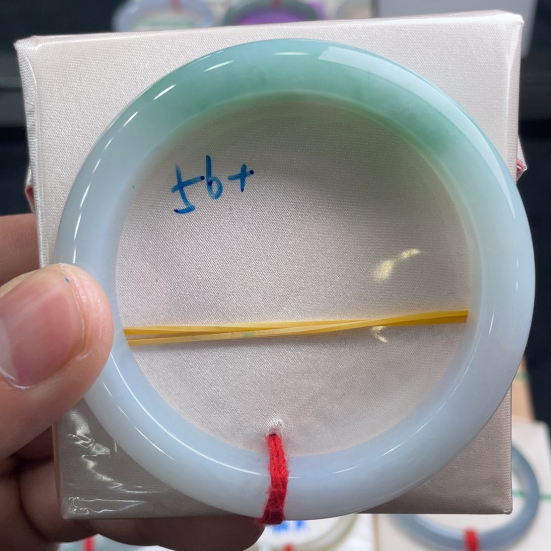翡翠手镯未镶嵌翡翠手镯