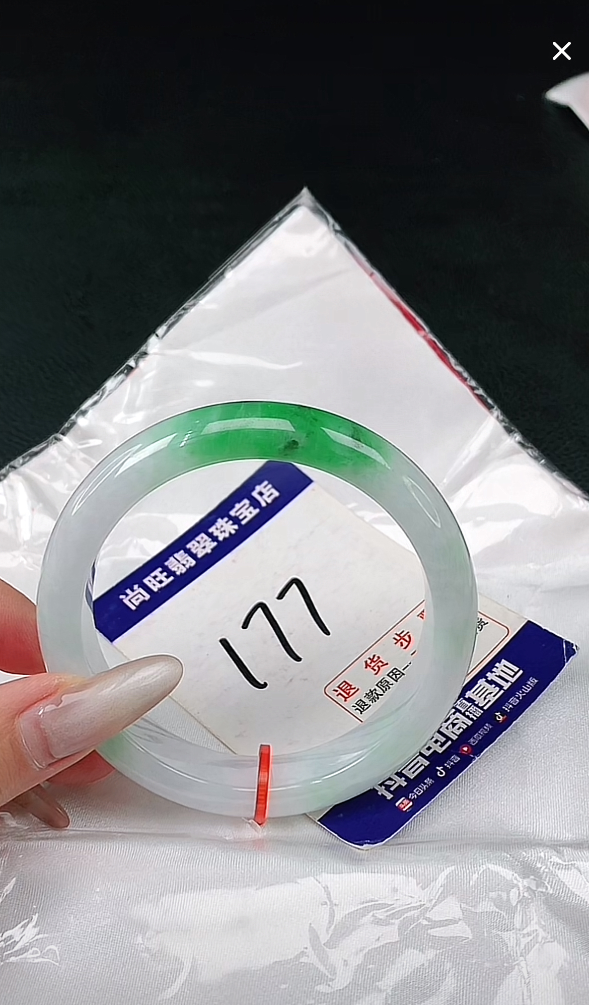 57圈缅甸翡翠A货白底飘阳绿手镯