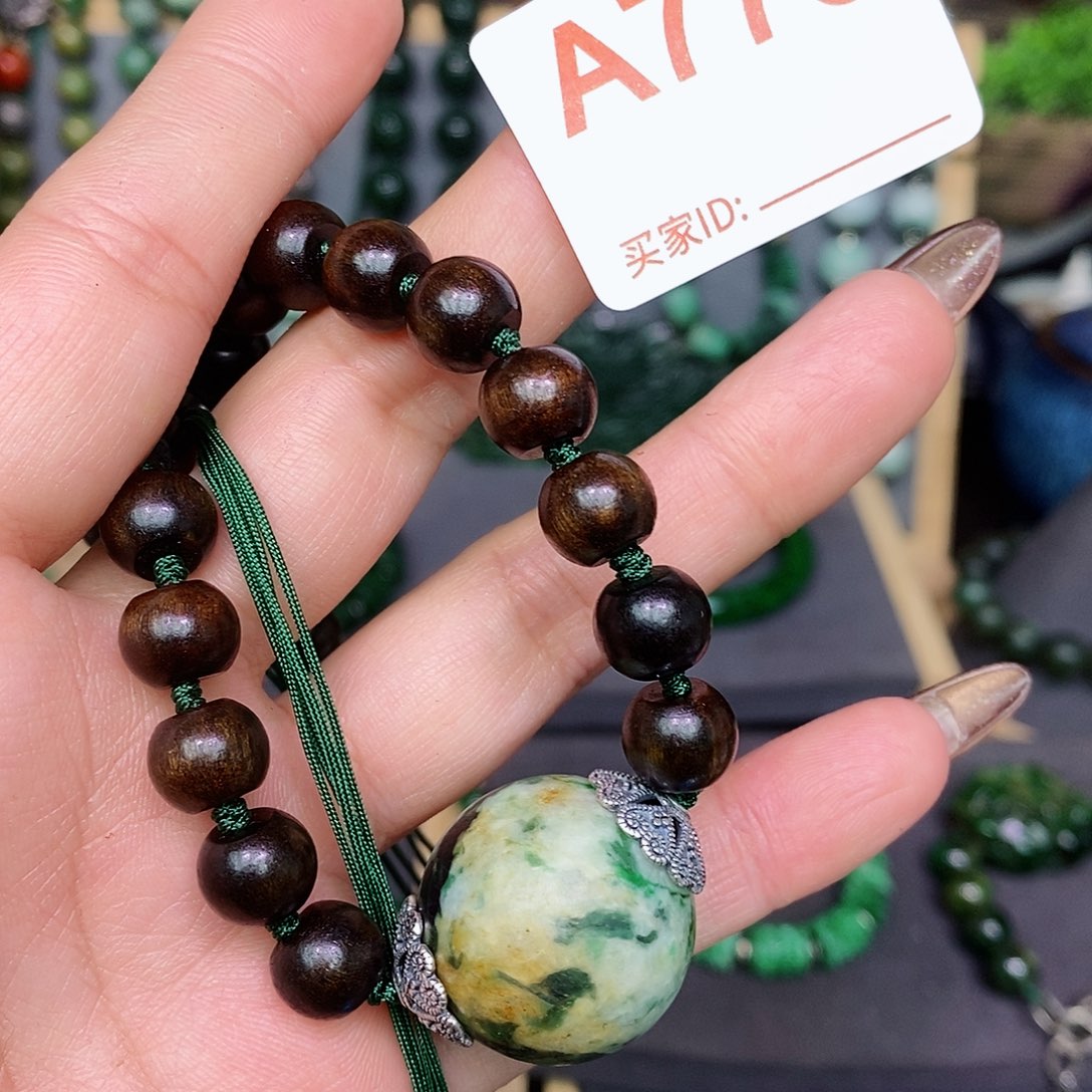 翡翠颈饰未镶嵌漂亮美眉