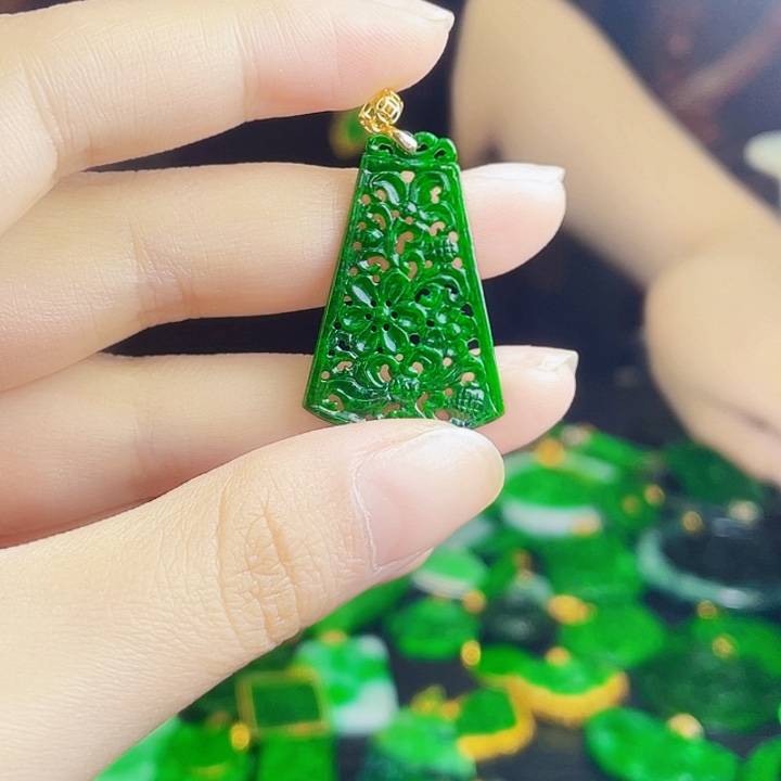 颈饰18K金镶嵌翡翠多样性