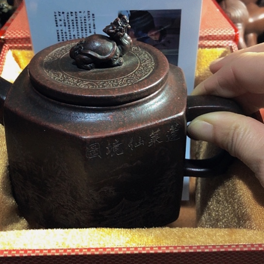 紫砂茶壶原矿泥料手工制作的紫砂壶。