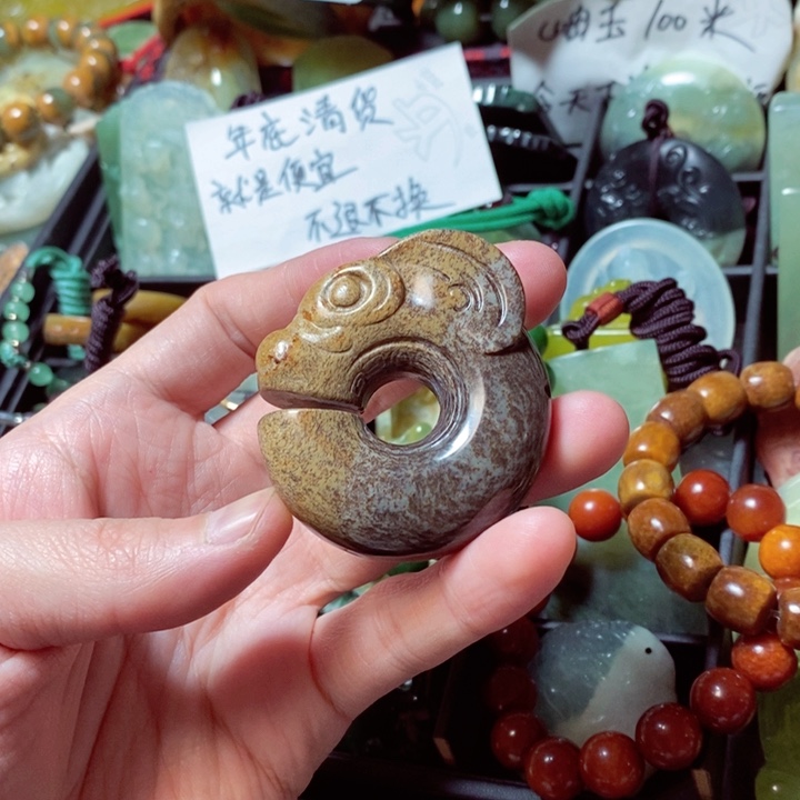 透闪石质玉颈饰未镶嵌