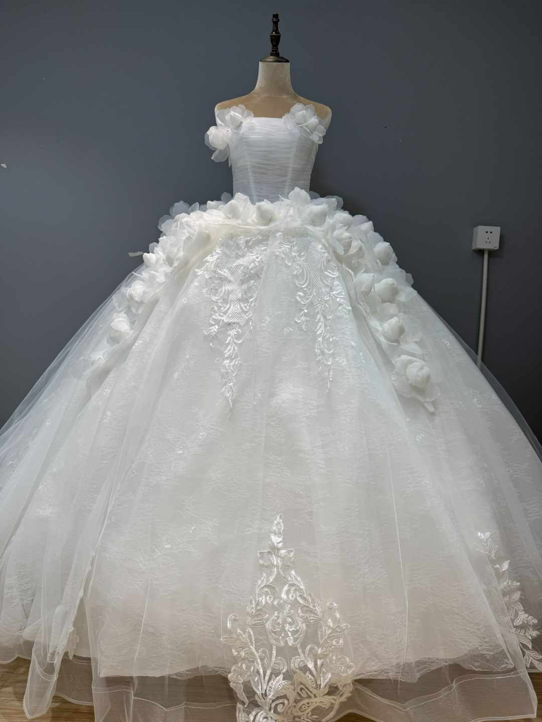 重工抹胸花朵婚纱2025新款新娘法式高端在逃公主旅拍主纱奢华