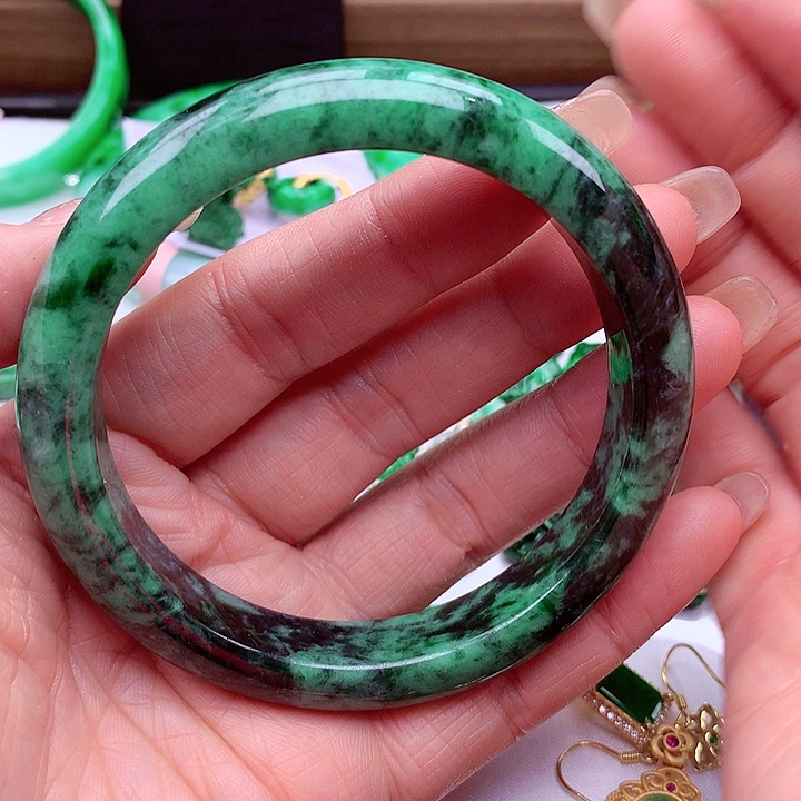 翡翠手镯未镶嵌翡翠