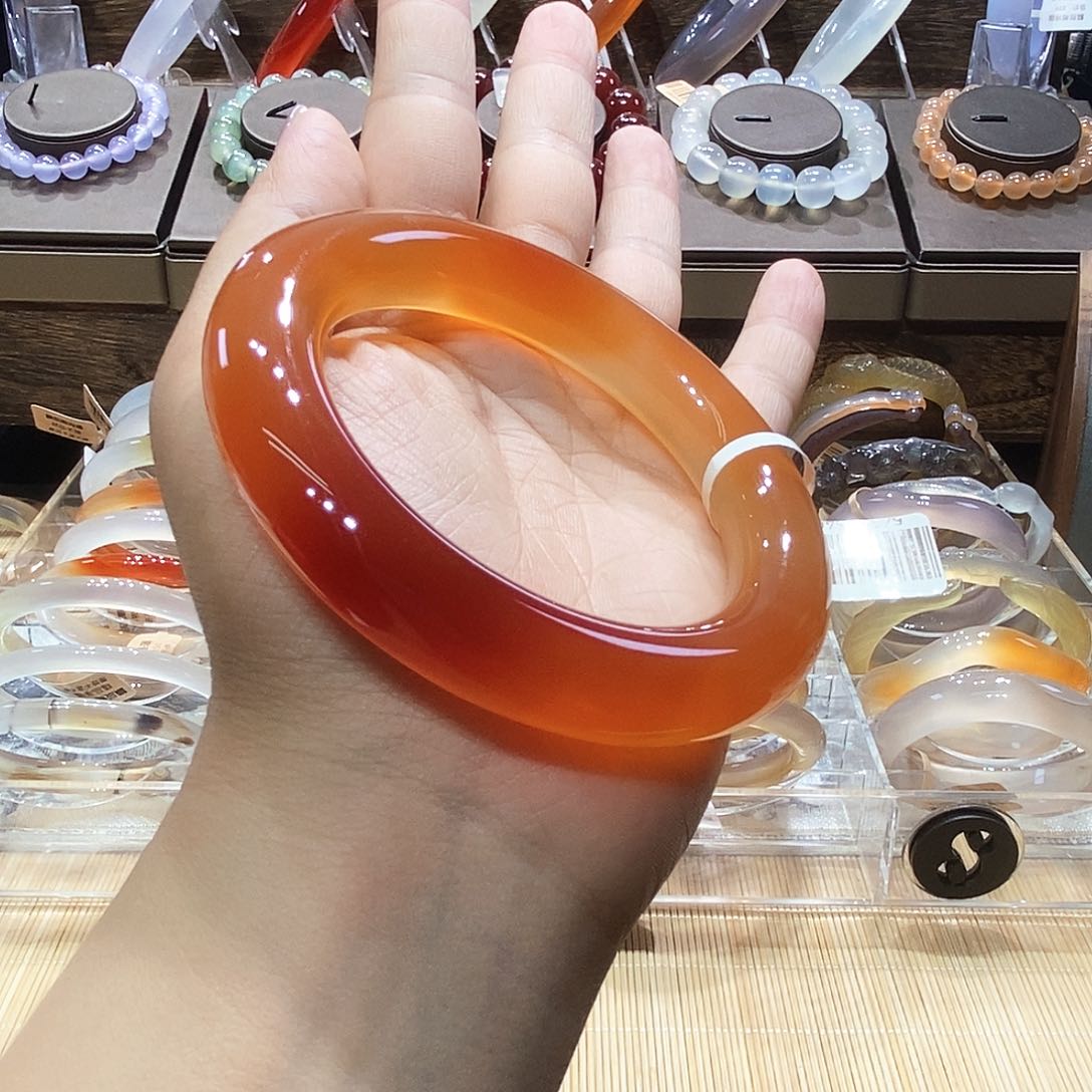 吉***儿玛瑙/玉髓手镯未镶嵌