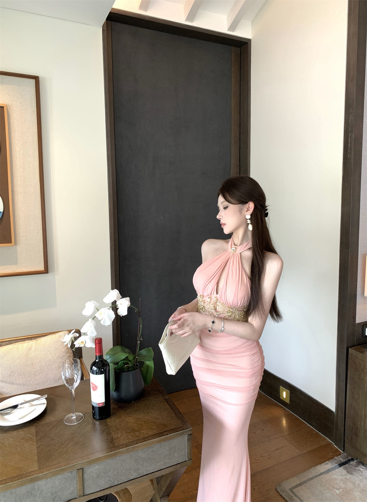 高级感粉色挂脖连衣裙鱼尾长裙修身收腰包臀裙女