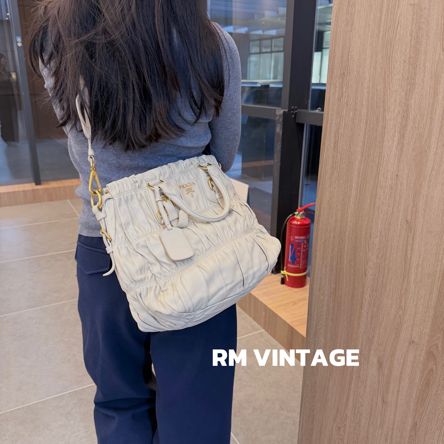 95新 Prada/普拉达 入目 Prada白色褶皱斜挎包 72590